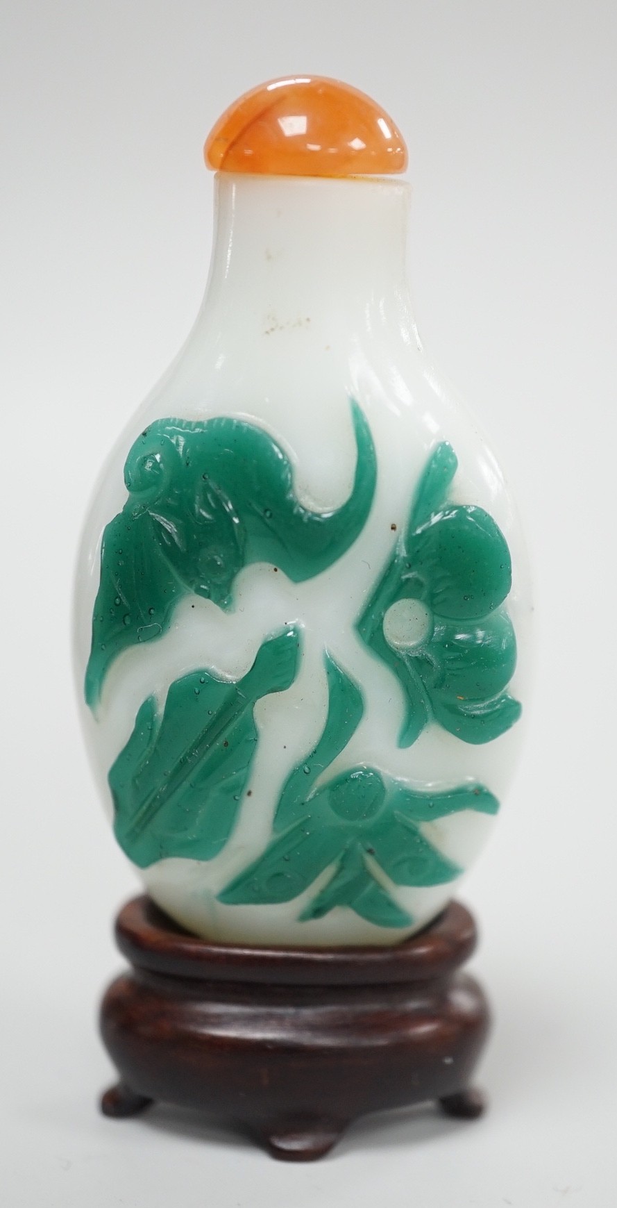 A Chinese green overlay and white glass ‘bat and peaches’ snuff bottle, 1760-1860, 5.5cm